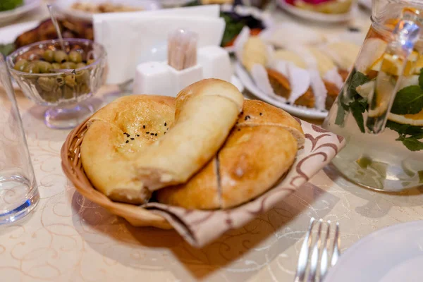 Öğle Yemeğinde Restorandaki Masada Bir Khachapuri — Stok fotoğraf
