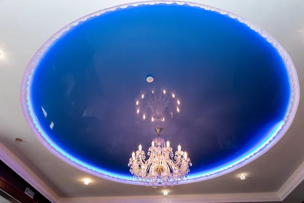 Grand Lustre Plafond Dans Restaurant — Photo