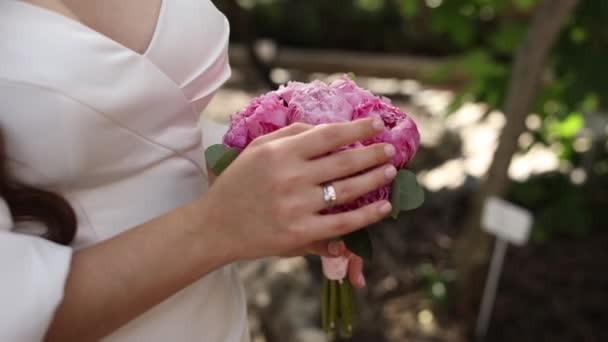 Pengantin Wanita Memegang Buket Pernikahan Tangannya — Stok Video