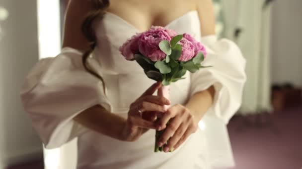 Невеста Держит Руках Свадебный Букет — стоковое видео