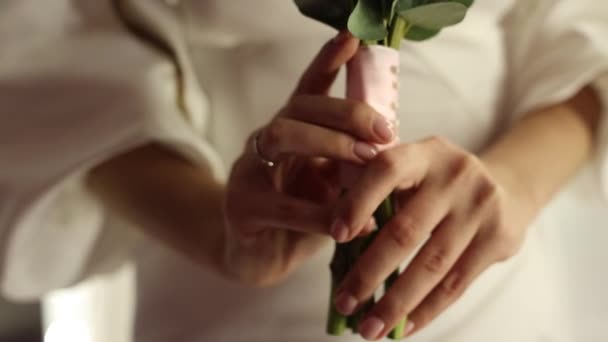 Νύφη Κρατά Ένα Γαμήλιο Μπουκέτο Στα Χέρια Της — Αρχείο Βίντεο
