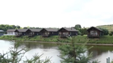 Ahşap evler, gölün kıyısındaki otel, ormanda dinlenme.