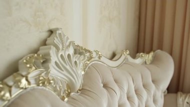  Bir otel odasında şık bir deri kanepe.