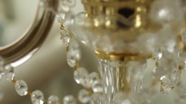 Odanın tavanında büyük bir kristal avize var.