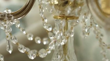 Odanın tavanında büyük bir kristal avize var.