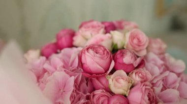 Bir doğum günü kutlamasında bir buket pembe gül.