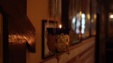 Kilisedeki güzel metal bir şamdanda bir mum.