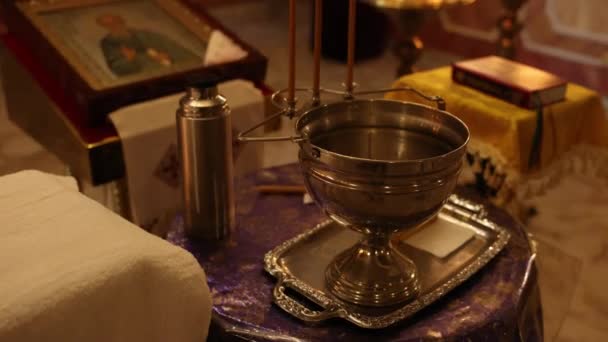 Behälter Mit Wasser Für Die Taufe Der Kirche — Stockvideo