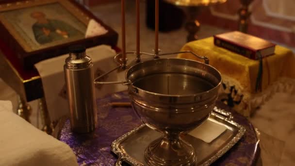 在教堂里盛有洗礼用水的容器 — 图库视频影像