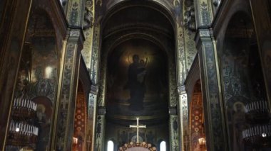  Eski katedral kilisesinin içi boyalı duvarlarla doluydu.