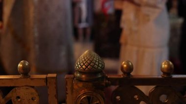  Katedral kilisesindeki metal çit çok eski.