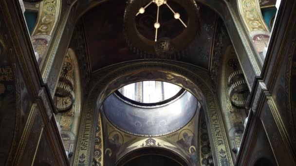 Wnętrze Starożytnego Kościoła Katedralnego Malowanymi Ścianami — Wideo stockowe