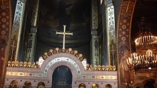 Una Grande Croce Sopra Altare Della Cattedrale — Video Stock
