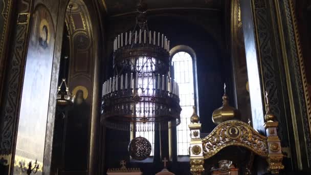 Eski Bir Katedralde Mumlar Ampullerle Dolu Büyük Bir Avize — Stok video