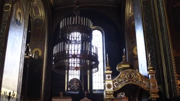 Eski Bir Katedralde Mumlar Ampullerle Dolu Büyük Bir Avize — Stok video