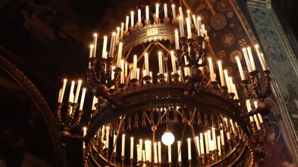 Grand Lustre Avec Des Bougies Des Ampoules Dans Une Ancienne — Video
