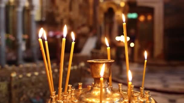 Πολλά Κεριά Καίγονται Στην Εκκλησία — Αρχείο Βίντεο