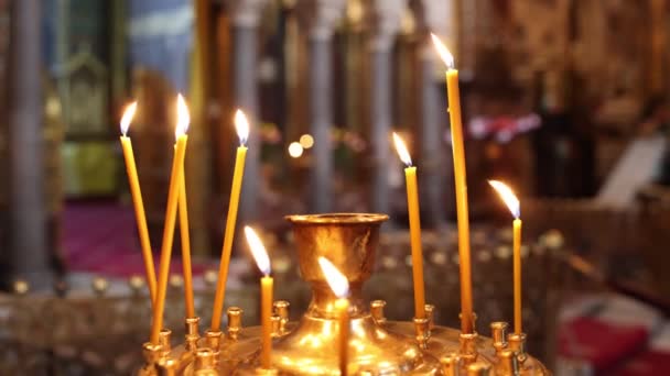 Multe Lumânări Ard Biserică — Videoclip de stoc