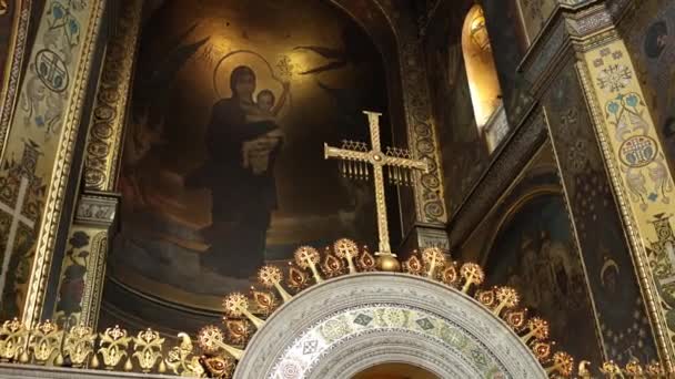 Ένα Μεγάλο Σταυρό Πάνω Από Βωμό Στον Καθεδρικό Ναό — Αρχείο Βίντεο