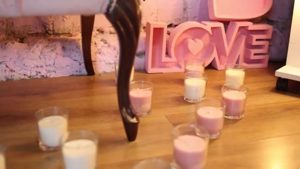 用蜡烛装饰的婚礼和题词爱情 — 图库视频影像