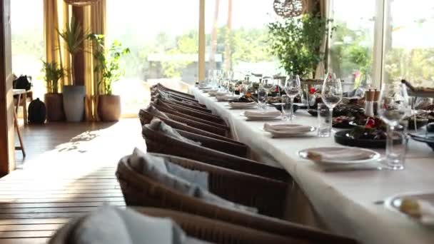 Düğün Günü Restorandaki Ziyafet Masasında Yemek — Stok video