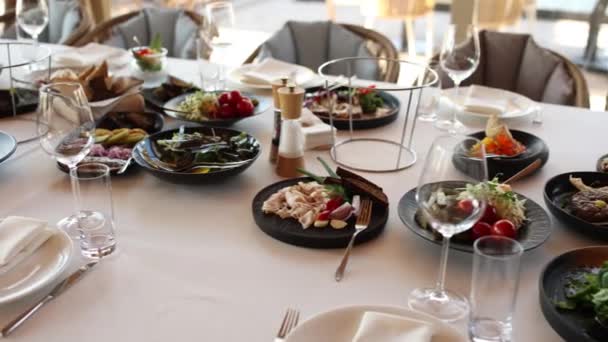 Mat Bankettbordet Restaurangen Bröllopsdagen — Stockvideo