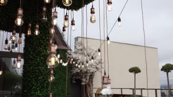 Taras Restauracyjny Światłami Dachu — Wideo stockowe