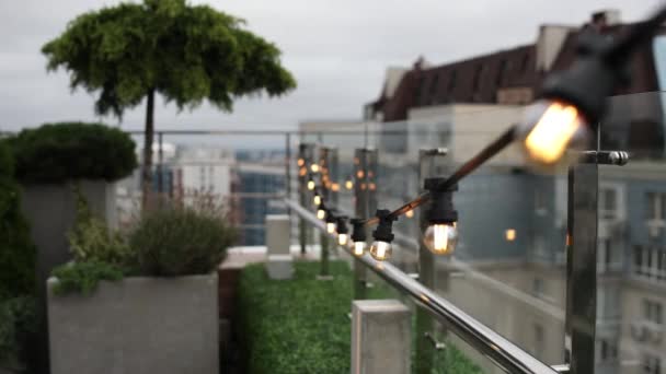 Restaurant Terrasse Mit Lichtern Auf Dem Dach — Stockvideo