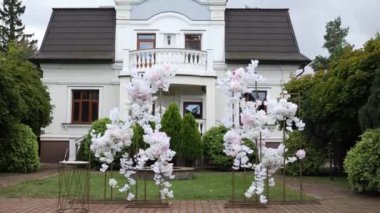 Çiçeklerden yapılmış bir düğün töreni için kemer.