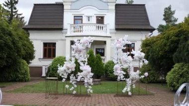 Çiçeklerden yapılmış bir düğün töreni için kemer.