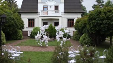 Çiçeklerden yapılmış bir düğün töreni için kemer.