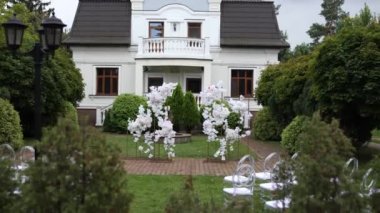 Çiçeklerden yapılmış bir düğün töreni için kemer.
