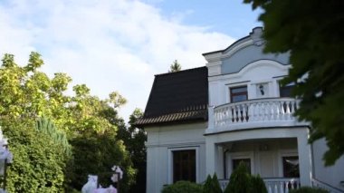 Çiçeklerden yapılmış bir düğün töreni için kemer.