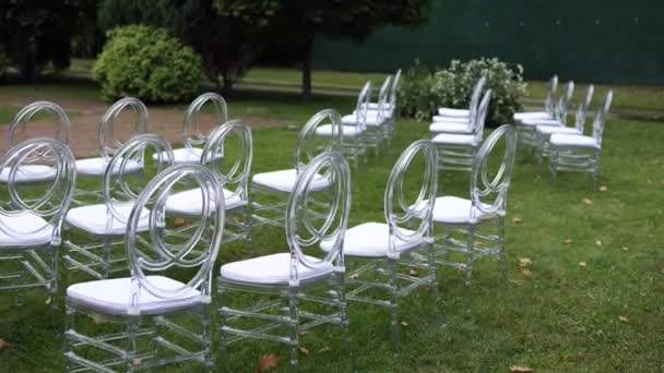 Прозорі Стільці Весільній Церемонії Парку — стокове відео