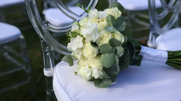 结婚仪式椅子上的花束 — 图库视频影像