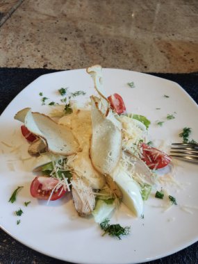 Bir restoranda tabakta sezar salatası.