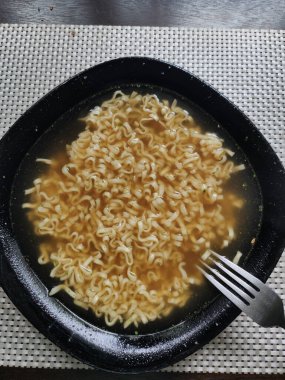 Mutfaktaki tabakta hazır makarna.