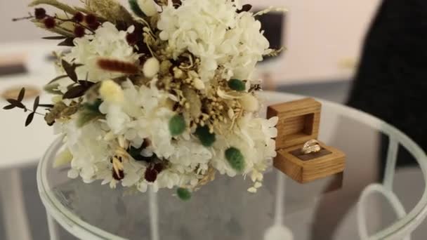 Обручальные Кольца Деревянной Коробке Букет Невесты — стоковое видео