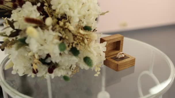 Eheringe Einer Holzkiste Und Ein Brautstrauß — Stockvideo