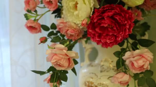 Μεγάλο Διακοσμητικό Βάζο Κόκκινα Και Λευκά Λουλούδια Εσωτερικούς Χώρους — Αρχείο Βίντεο