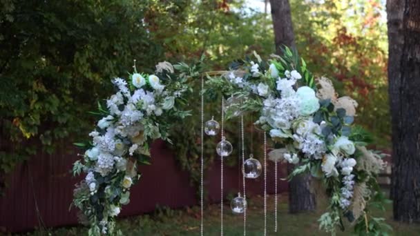 Egy Boltív Egy Virágból Készült Esküvői Ceremóniához — Stock videók