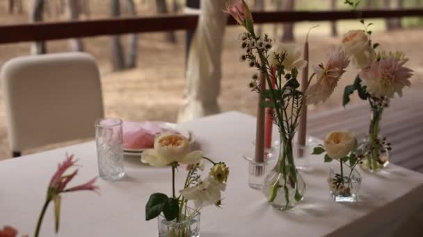 Τραπέζι Διακόσμηση Εστιατόριο Γάμο Λουλούδια — Αρχείο Βίντεο