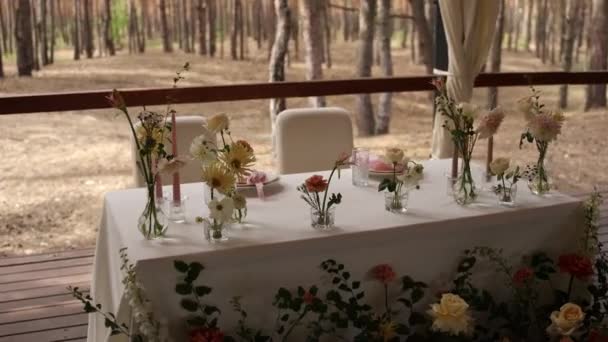 Svatební Stůl Květinami Výzdobou Restauraci — Stock video