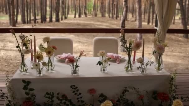 Svatební Stůl Květinami Výzdobou Restauraci — Stock video