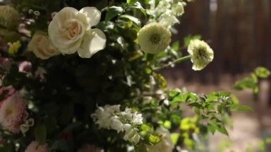 Tören kemeri dekorasyonu ve bir düğünde yakın plan çiçekleri.