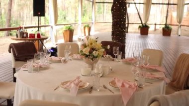 Düğünde çiçekli bir restoranda masa dekorasyonu.