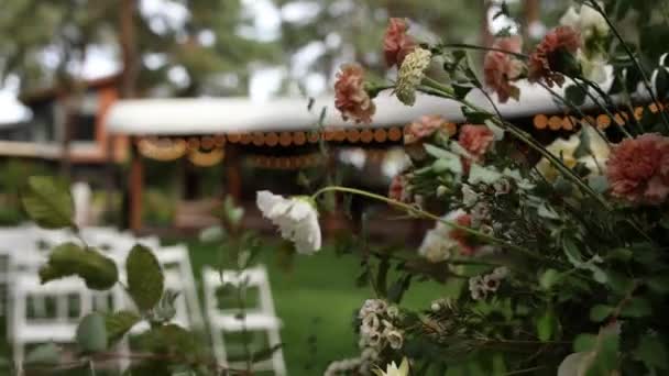 Zeremonie Bogendekoration Mit Blumen Nahaufnahme Bei Einer Hochzeit — Stockvideo