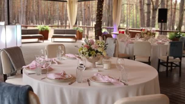 Düğünde Çiçekli Bir Restoranda Masa Dekorasyonu — Stok video
