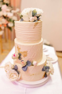 Restorandaki masada büyük, güzel bir düğün pastası.