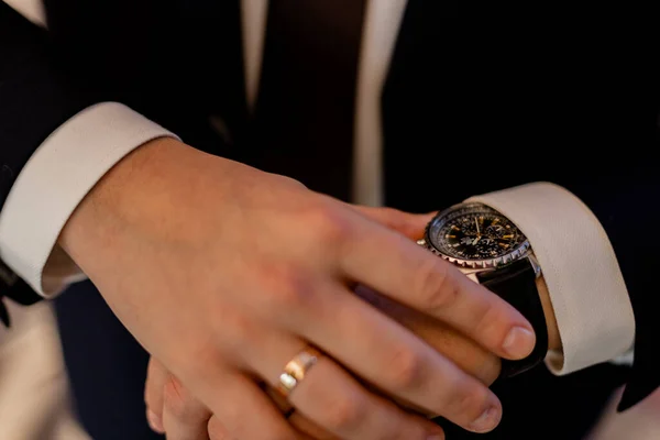 Klasyczny Zegarek Dłoni Mężczyzny Garniturze — Zdjęcie stockowe